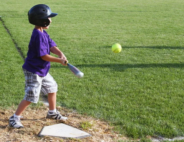 Hitting the baseball — Stock Photo, Image