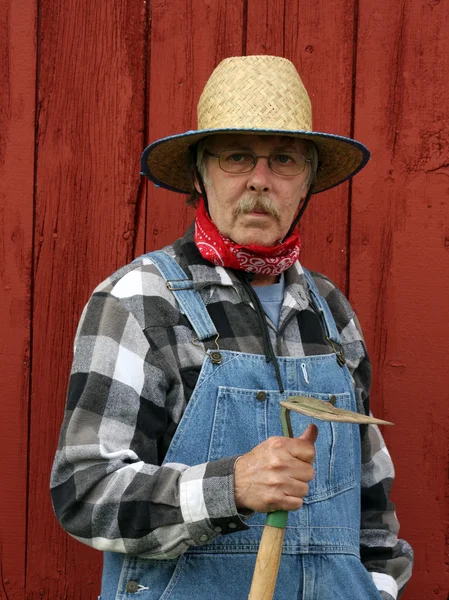 Retrato de agricultor com fundo de celeiro — Fotografia de Stock