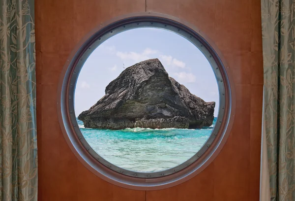 Roca en el océano a través de Porthole —  Fotos de Stock