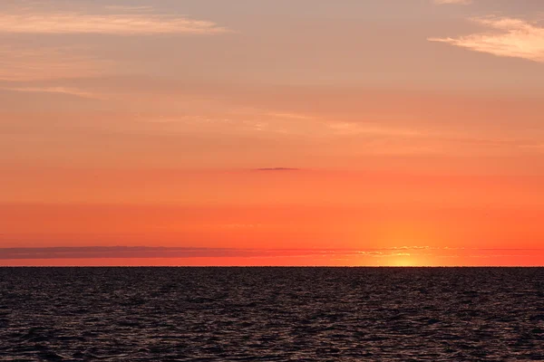 Východ slunce nad vodou — Stock fotografie