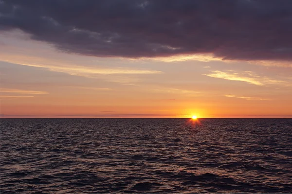 Wschód słońca nad wodą — Zdjęcie stockowe