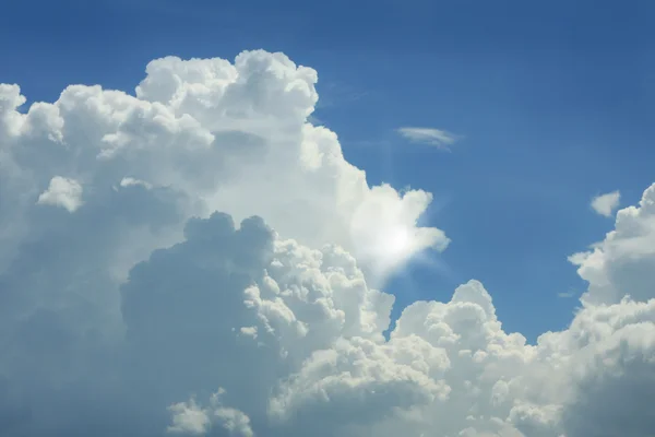 Beyaz bulutlar dramatik mavi gökyüzü — Stok fotoğraf