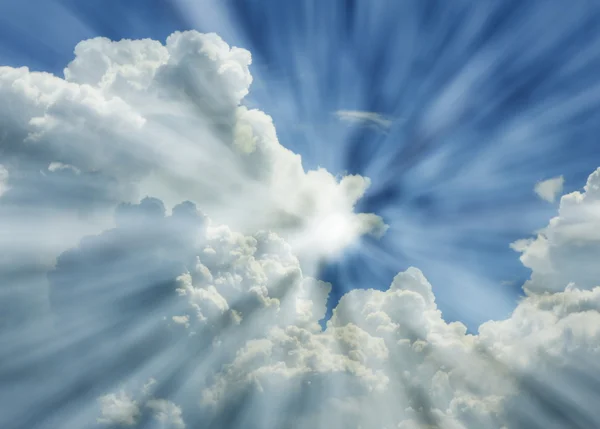 태양 광선으로 극적인 푸른 하늘 — 스톡 사진