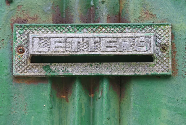Стара поштова скринька з вигравіюванням літер — стокове фото