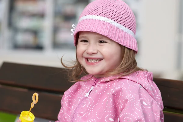 Uśmiechnięte dziewczyny z różdżki bańka — Zdjęcie stockowe