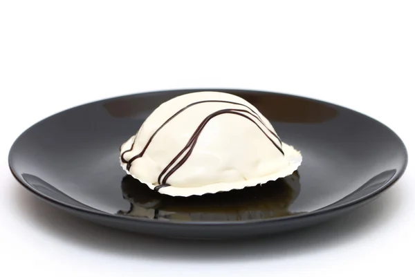 Pastel blanco en un plato negro —  Fotos de Stock