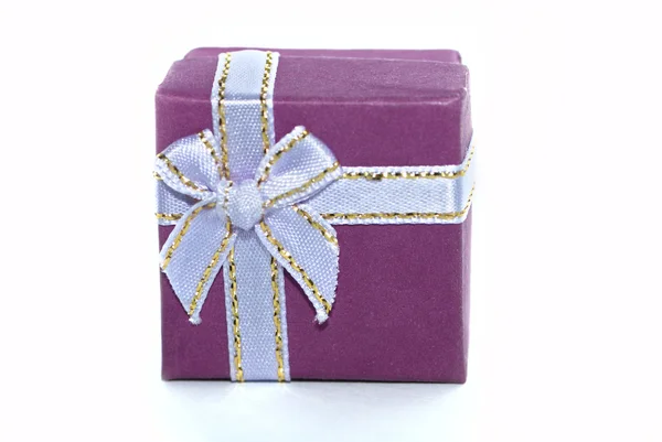Violett presentförpackning — Stockfoto