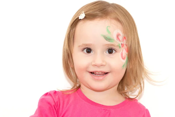 Lächelndes kleines Mädchen mit Gesichtskunst — Stockfoto