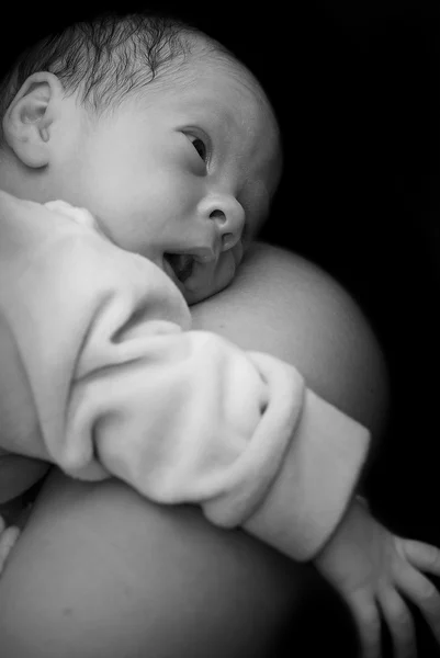 Neugeborenes auf der Schulter der Mutter — Stockfoto