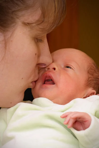 Madre besando bebé — Foto de Stock