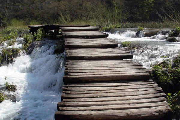 Wooden pathway in Plitvice Lakes — Stock Photo, Image