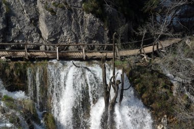 plitvice gölleri içinde ahşap yolu