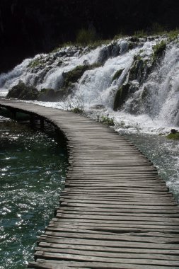 plitvice gölleri içinde ahşap yolu