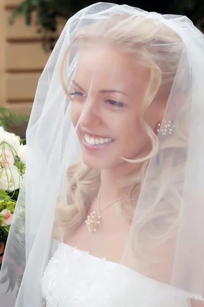 Usmívající se krásná nevěsta — Stock fotografie