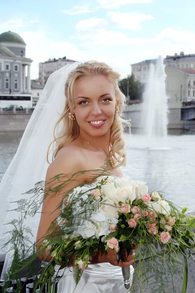 Usmívající se krásná nevěsta — Stock fotografie