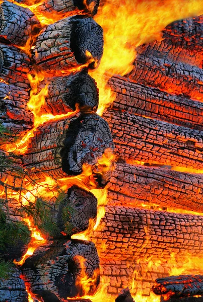 Spalanie dom drewniany. tło — Zdjęcie stockowe