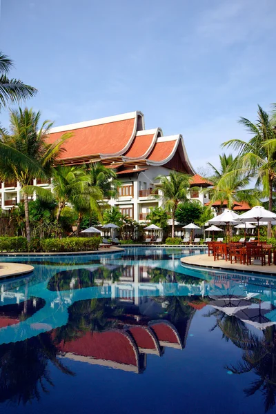 Schwimmbad und Häuser des tropischen Resorts. — Stockfoto
