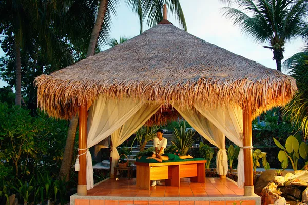 Tropikal spa merkezinde masaj. — Stok fotoğraf