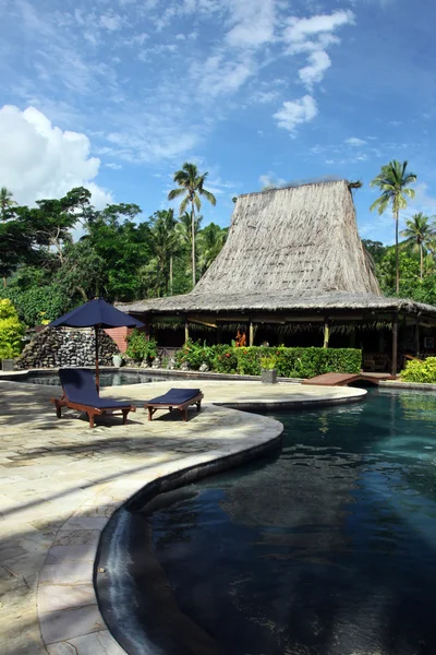 Tropikal otelin yüzme havuzu ve kulübe-bar — Stok fotoğraf