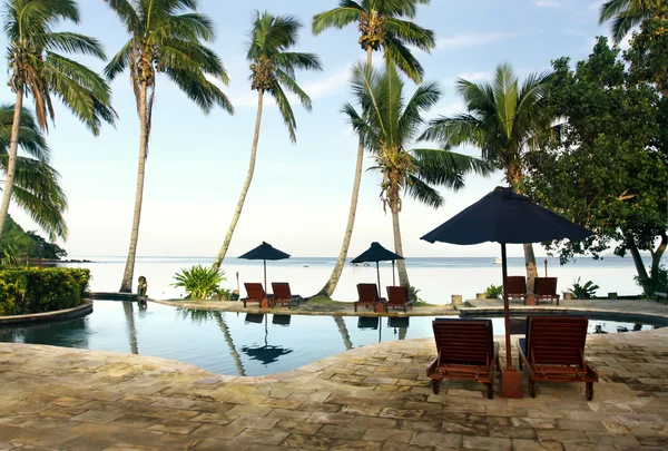 Tropische resort met zwembad — Stockfoto