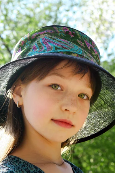 Κοκκινωπός κορίτσι σε ένα καπέλο — Φωτογραφία Αρχείου