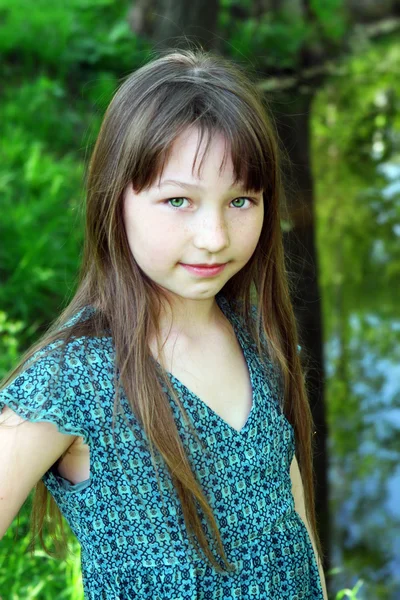 Retrato chica con ojos verdes — Foto de Stock