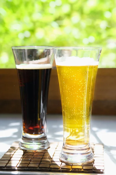 Cerveja clara e escura — Fotografia de Stock