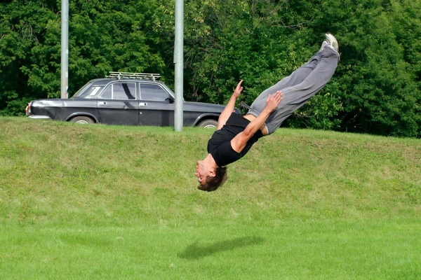 Parkour and freerunning in the city park — Stock Photo, Image