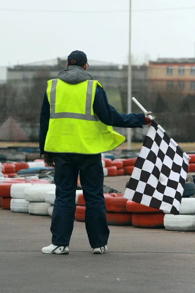 Operaio con bandiera su go-kart racing — Foto Stock