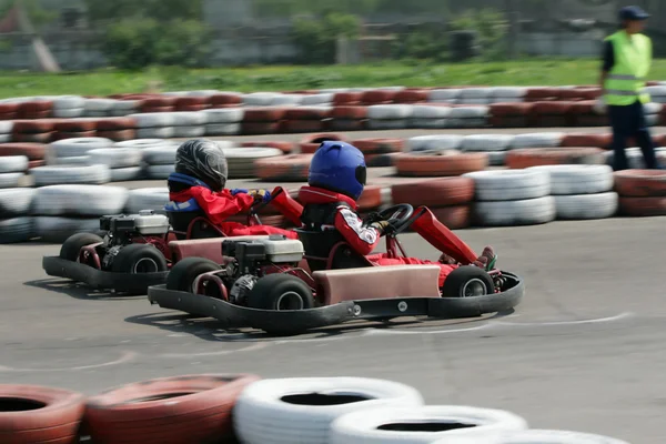 Jovens pilotos no circuito — Fotografia de Stock