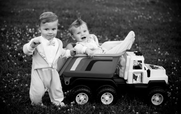 Zwillinge im Auto — Stockfoto
