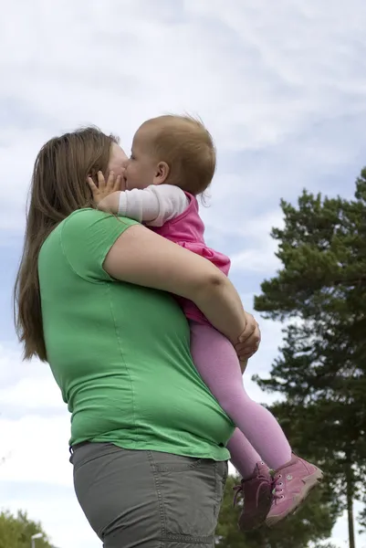 Embrasser la mère obèse Images De Stock Libres De Droits