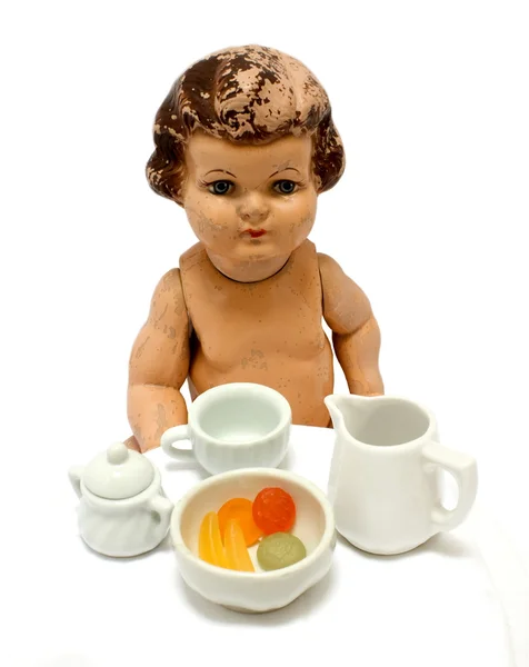 Muñeca vieja teniendo una fiesta de té — Foto de Stock