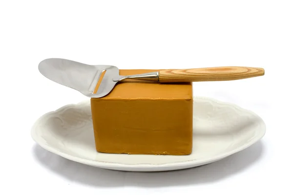 Brązowy ser i cheesecutter — Zdjęcie stockowe