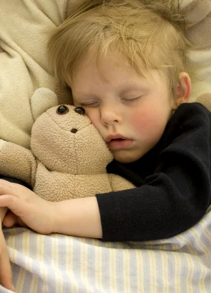 Criança adormecida com pelúcia — Fotografia de Stock
