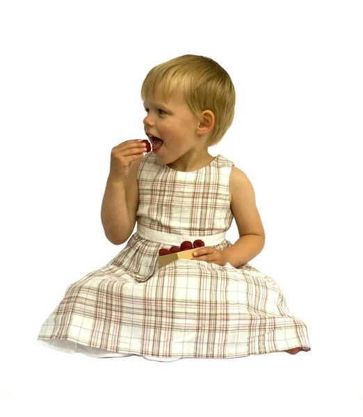 Kind isst Himbeeren — Stockfoto
