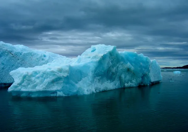 Iceberg in un giorno tempestoso — Foto Stock