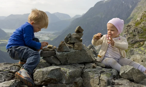Barn bygga ett stenröse — Stockfoto