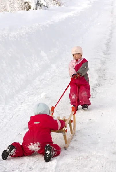 Çocuklar karda oynuyor. — Stok fotoğraf