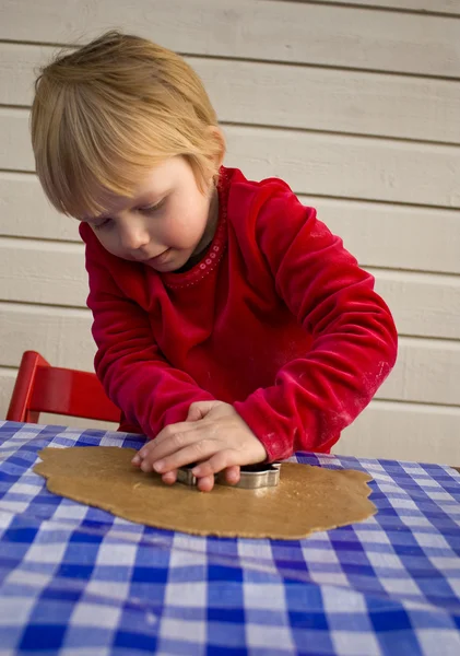 Child making gingerbread cookies — Stock Photo, Image