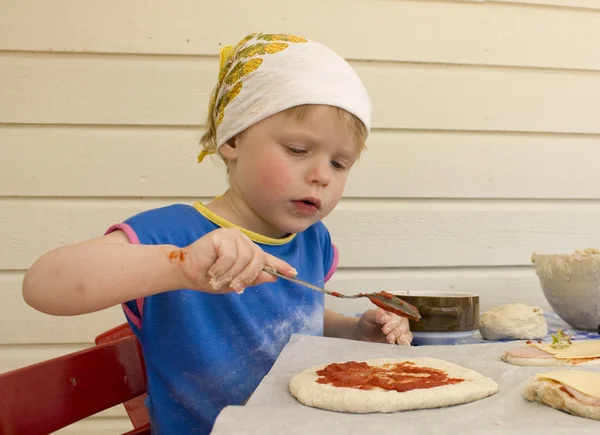 Child making pizza — Stock Photo, Image