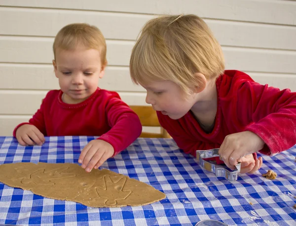 Children making gingerbread cookies — Stock Photo, Image