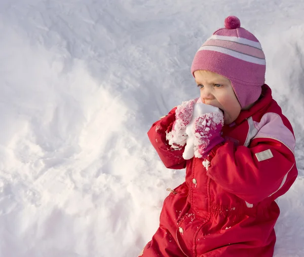 Criança comendo neve — Fotografia de Stock