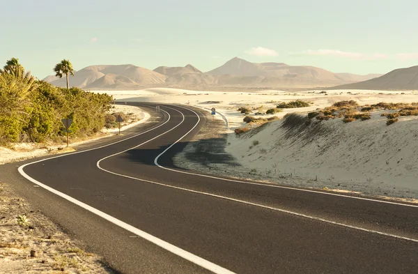 Kronkelende weg in woestijn — Stockfoto