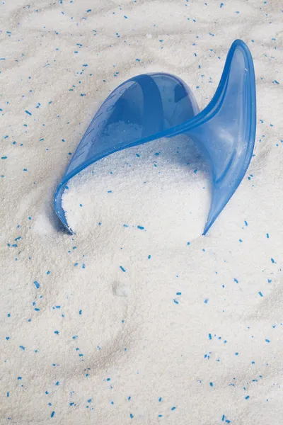 Pó de lavagem e colher azul — Fotografia de Stock