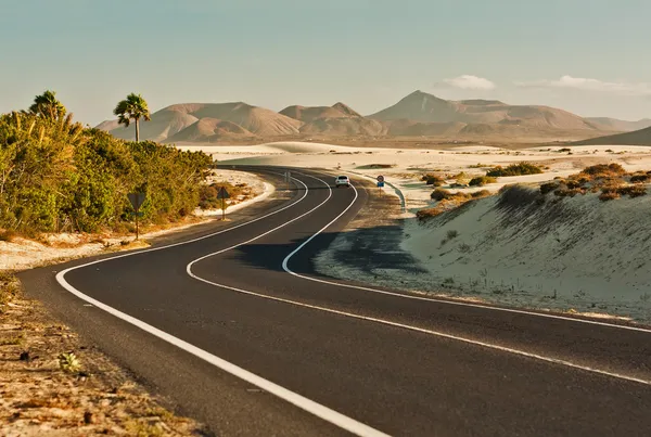 Estrada sinuosa no deserto — Fotografia de Stock