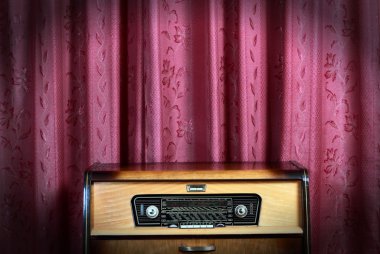 üzerinde kırmızı zemin 2 eski vintage radyo