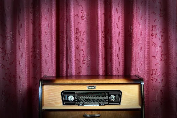 Oude vintage radio op rode achtergrond 2 Stockfoto