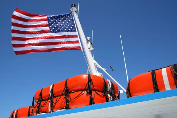 Bandeira e jangadas dos navios — Fotografia de Stock