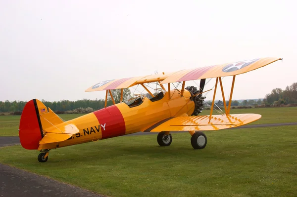 黄色斯蒂尔曼双翼飞机 — 图库照片